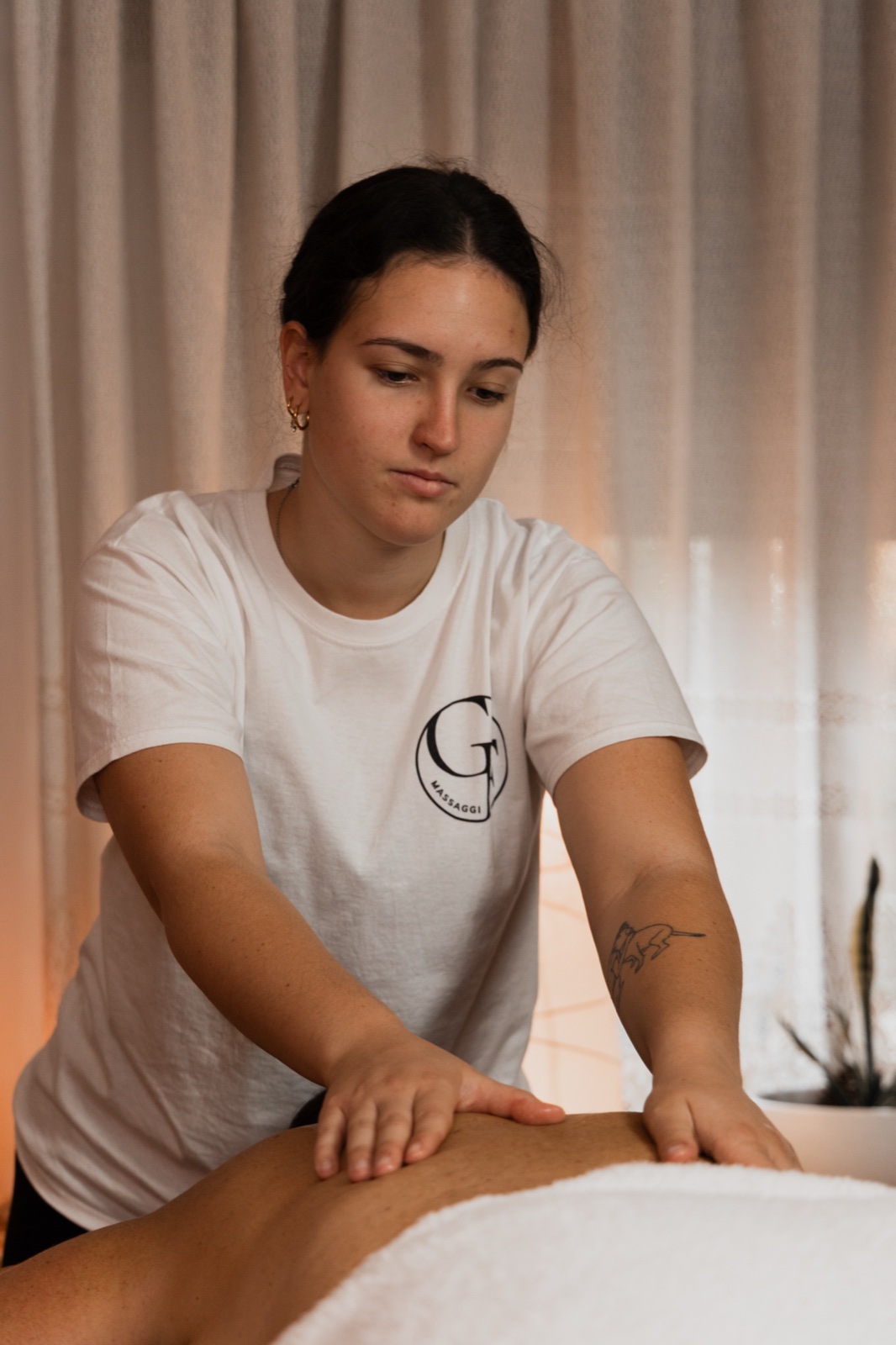 Giulia Florida durante un massaggio nel suo studio